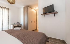 una camera da letto con un letto e una TV a schermo piatto di Villa Barbara a Pakovo Selo
