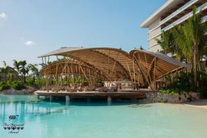Бассейн в Secrets Moxché Playa del Carmen - Adults Only - All Inclusive или поблизости