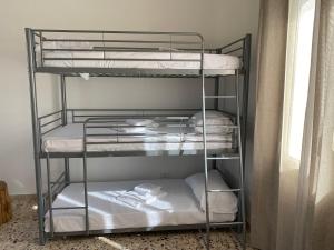 Двухъярусная кровать или двухъярусные кровати в номере Il Rifugio della Grotta S.Ninfa