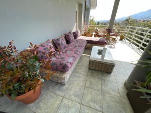 uma sala de estar com um sofá na varanda em KASABOBA em Parres de Llanes