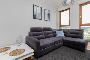sala de estar con sofá y mesa en City Panorama Gdańsk Spacious Apartments by Renters en Gdansk