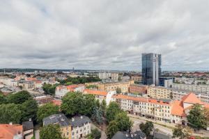 una vista aérea de una ciudad con un edificio alto en City Panorama Gdańsk Spacious Apartments by Renters en Gdansk