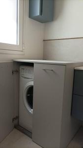 lavadero con lavadora y ventana en AltamareA Casa vacanze en Brucoli