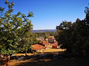 的住宿－Casa Rural Las Eras II，享有树木和建筑的村庄景色