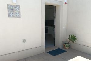 un pasillo con una puerta abierta con una maceta en AltamareA Casa vacanze en Brucoli