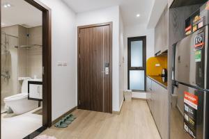 ハノイにあるLUCK APART 8 - Hanoi Westlake Balcony Studioのバスルーム(トイレ付)、木製のドアが備わります。