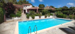 basen przed domem w obiekcie Villa La Louvière La Croix Valmer Golfe de Saint Tropez w mieście La Croix-Valmer