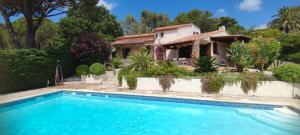 Basen w obiekcie Villa La Louvière La Croix Valmer Golfe de Saint Tropez lub w pobliżu
