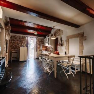 a kitchen with a table and chairs in a room at La Casa di Matilde in Ragusa