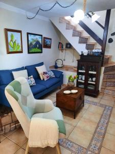 - un salon avec un canapé bleu et une table dans l'établissement Casa Rural Sanjora, à Valverde