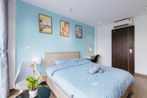 Un dormitorio con una cama con un osito de peluche. en LUCK APART 8 - Hanoi Westlake Balcony Studio en Hanoi