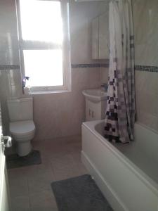 łazienka z wanną, toaletą i umywalką w obiekcie Spacious and Sunny double Room for comfortable nap w mieście Harrow on the Hill