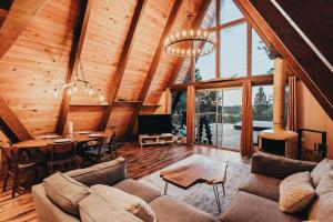 ein großes Wohnzimmer mit Couch und Tisch in der Unterkunft Majestic A-Frame on 5 acres! in Sisters