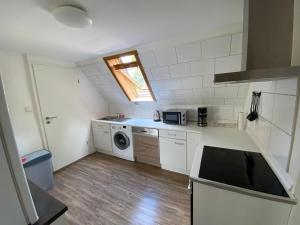 Kuchyň nebo kuchyňský kout v ubytování Zentrale und ruhige Monteurwohnung mit 2 Schlafzimmern in der Nähe des FEK