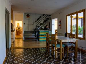 cocina y comedor con mesa y sillas en Bitelyus Hostel Club en Mar del Plata