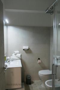 een badkamer met een toilet, een wastafel en een douche bij Gianturco Bed and Breakfast in Avigliano