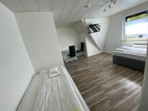 ノイミュンスターにある2-SZ Unterkunft nahe FEKのベッドとデスクが備わる客室です。