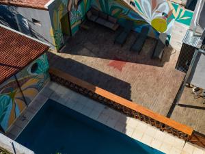una vista aérea de una piscina frente a un edificio en Bitelyus Hostel Club en Mar del Plata
