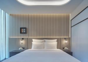 Pullman Singapore Hill Street客房内的一张或多张床位