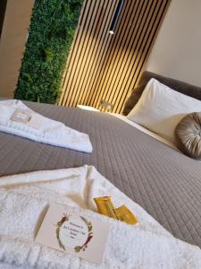 ein Hotelzimmer mit einem Bett mit einem Handtuch darauf in der Unterkunft Joy's modern-chic home in Kalamata