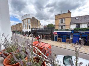 vistas a una calle de la ciudad con edificios y plantas en Bijou flat on Broadway Market en Londres