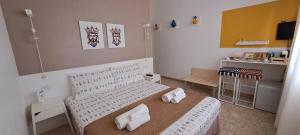 una camera da letto con un letto e due asciugamani di Il Vaso di Creta a Ragusa