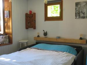 a bedroom with a bed and a window in it at Studio en rez de chaussée, avec jardin partagé. in Vars