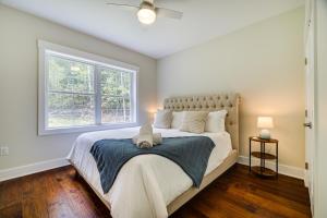 Un dormitorio con una cama grande y una ventana en Cresco Countryside Oasis Surrounded by Nature!, en Cresco