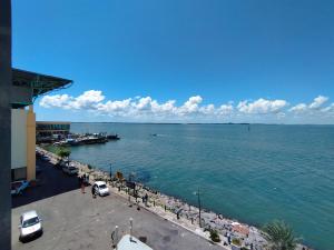 Blick auf einen großen Wasserkörper mit einem Pier in der Unterkunft Marine Bay Hotel in Sandakan