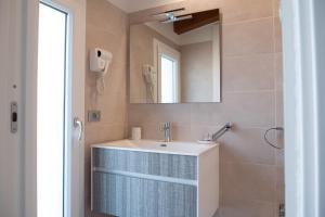 een badkamer met een wastafel en een spiegel bij Il Beccaria Relais B&B in Fondi
