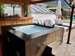 bañera de hidromasaje en medio de un patio en Rooftop 1 - Jacuzzi privé au pied du Monte-blanco, en Sallanches