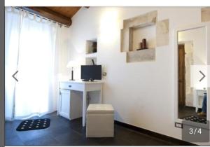 a room with a desk with a computer and a mirror at La Casa di Matilde in Ragusa