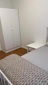 1 dormitorio con 1 cama y 2 armarios blancos en Room in central location en Oslo