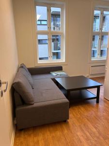 un soggiorno con divano e tavolino da caffè di Room in central location a Oslo
