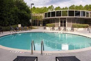 uma grande piscina em frente a um edifício em DoubleTree Birmingham Perimeter Park em Birmingham