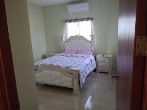 Postel nebo postele na pokoji v ubytování Cabrera Family Villa
