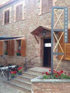 een gebouw met een patio en een tafel en stoelen bij Hostal Sant Marti in Puig-reig