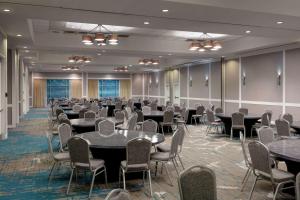 um salão de banquetes com mesas e cadeiras numa sala em DoubleTree Birmingham Perimeter Park em Birmingham