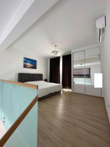 1 dormitorio blanco grande con 1 cama y 1 sofá en İskelede denize sıfır havuzlu sitede Loft 1+1, en Boghaz