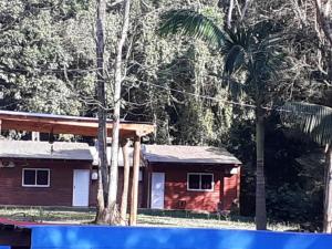 een huis met een palmboom ervoor bij Quinta Don Adolfo in Puerto Iguazú