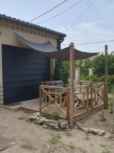 una terraza de madera con una tienda encima en Pura vida, en Mazan