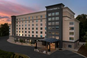 una representación de un hotel con un edificio en Doubletree by Hilton Chattanooga Hamilton Place en Chattanooga