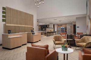 查塔努加Doubletree by Hilton Chattanooga Hamilton Place的医院里带桌椅的大堂