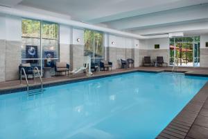 Doubletree by Hilton Chattanooga Hamilton Place内部或周边的泳池