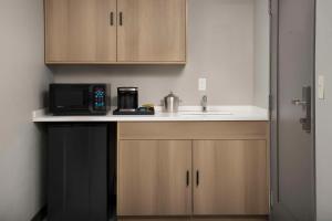 Doubletree by Hilton Chattanooga Hamilton Place的厨房或小厨房
