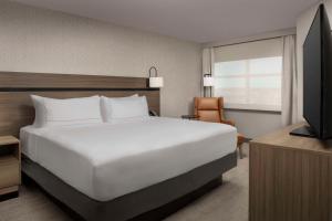 Doubletree by Hilton Chattanooga Hamilton Place客房内的一张或多张床位