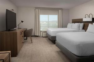 Doubletree by Hilton Chattanooga Hamilton Place客房内的一张或多张床位