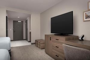 Doubletree by Hilton Chattanooga Hamilton Place的电视和/或娱乐中心