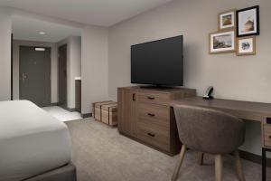 Doubletree by Hilton Chattanooga Hamilton Place的电视和/或娱乐中心