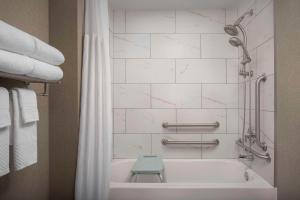 Doubletree by Hilton Chattanooga Hamilton Place的一间浴室